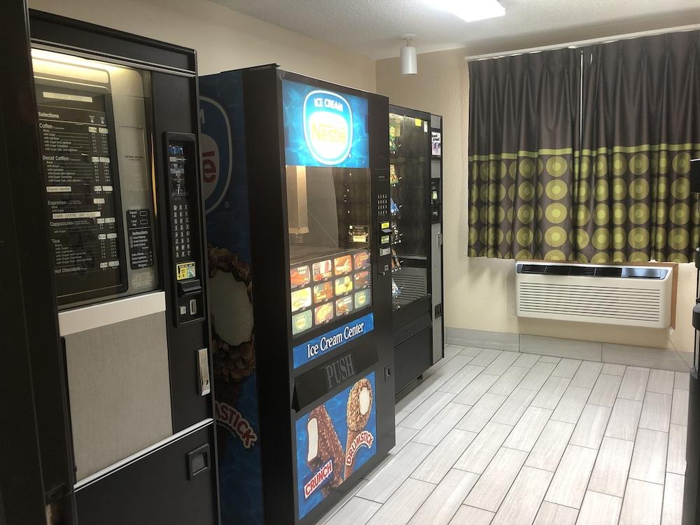 Super 8 By Wyndham Bedford Dfw Airport West Motel Екстериор снимка