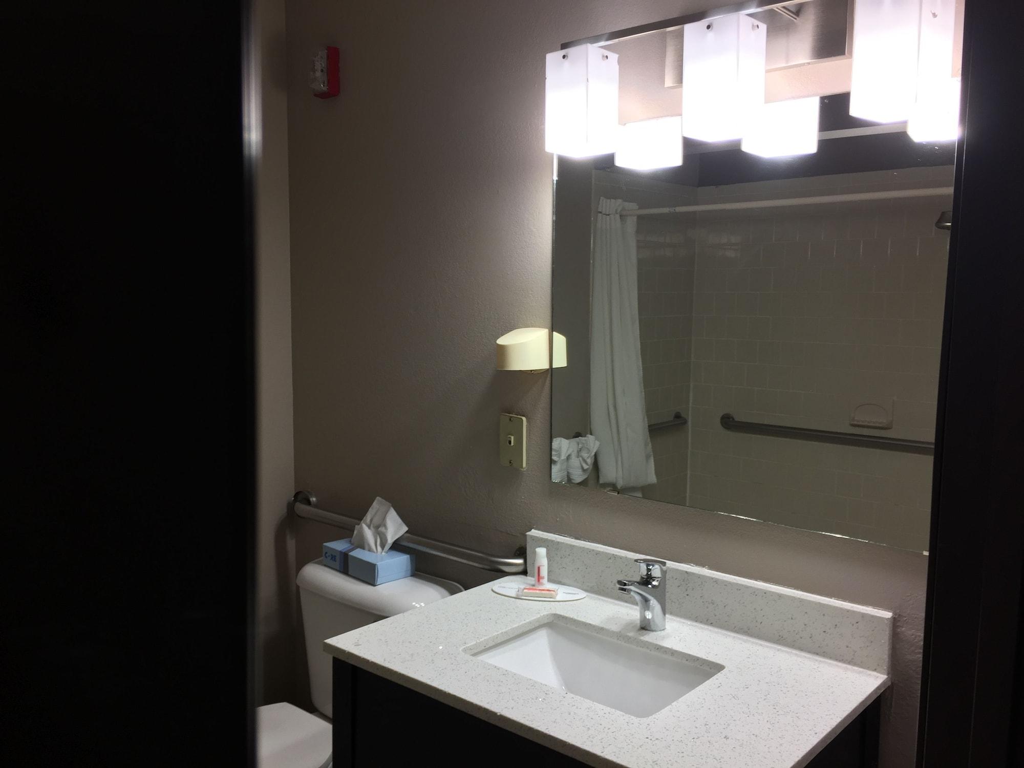 Super 8 By Wyndham Bedford Dfw Airport West Motel Екстериор снимка
