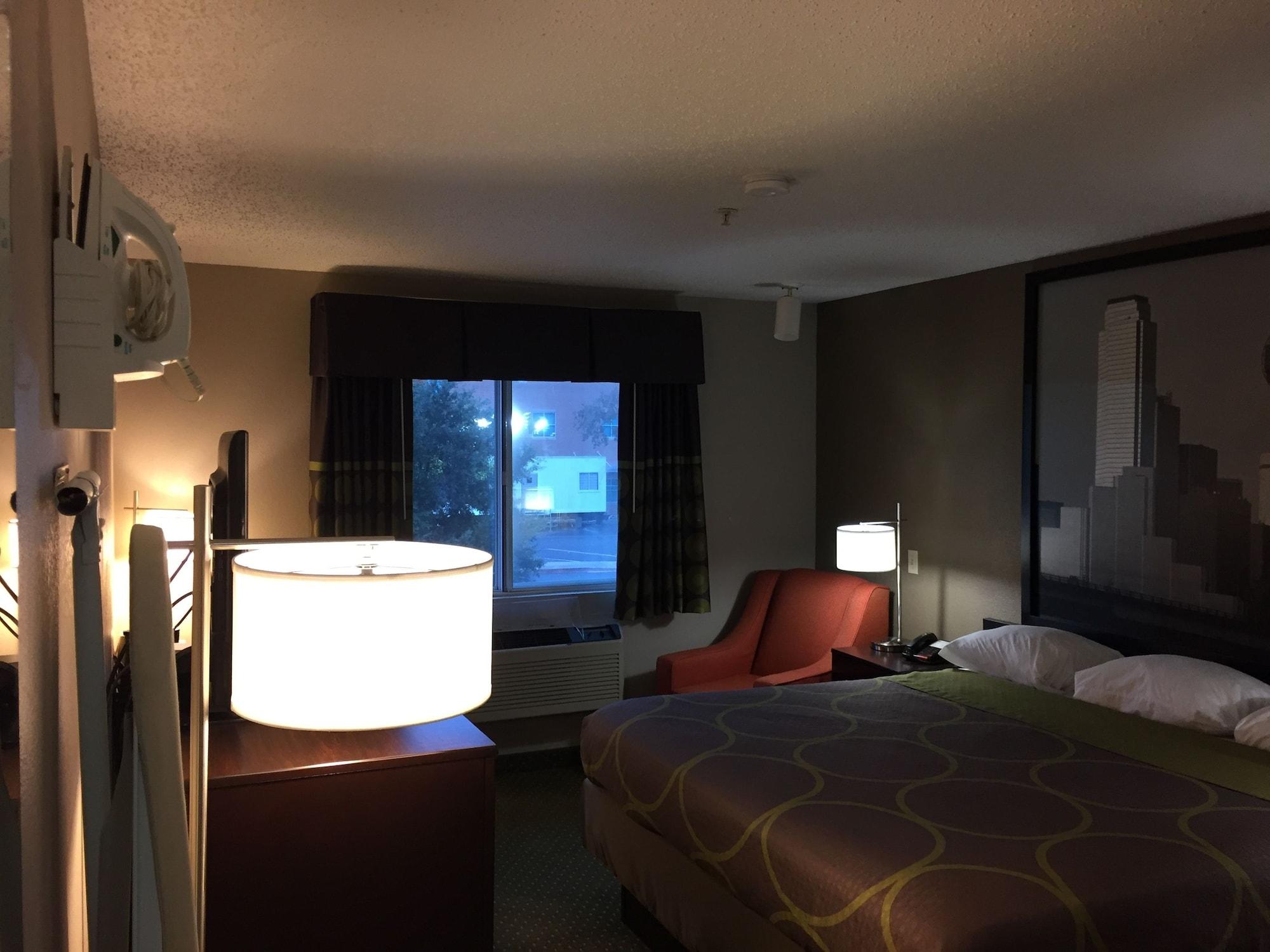 Super 8 By Wyndham Bedford Dfw Airport West Motel Екстериор снимка