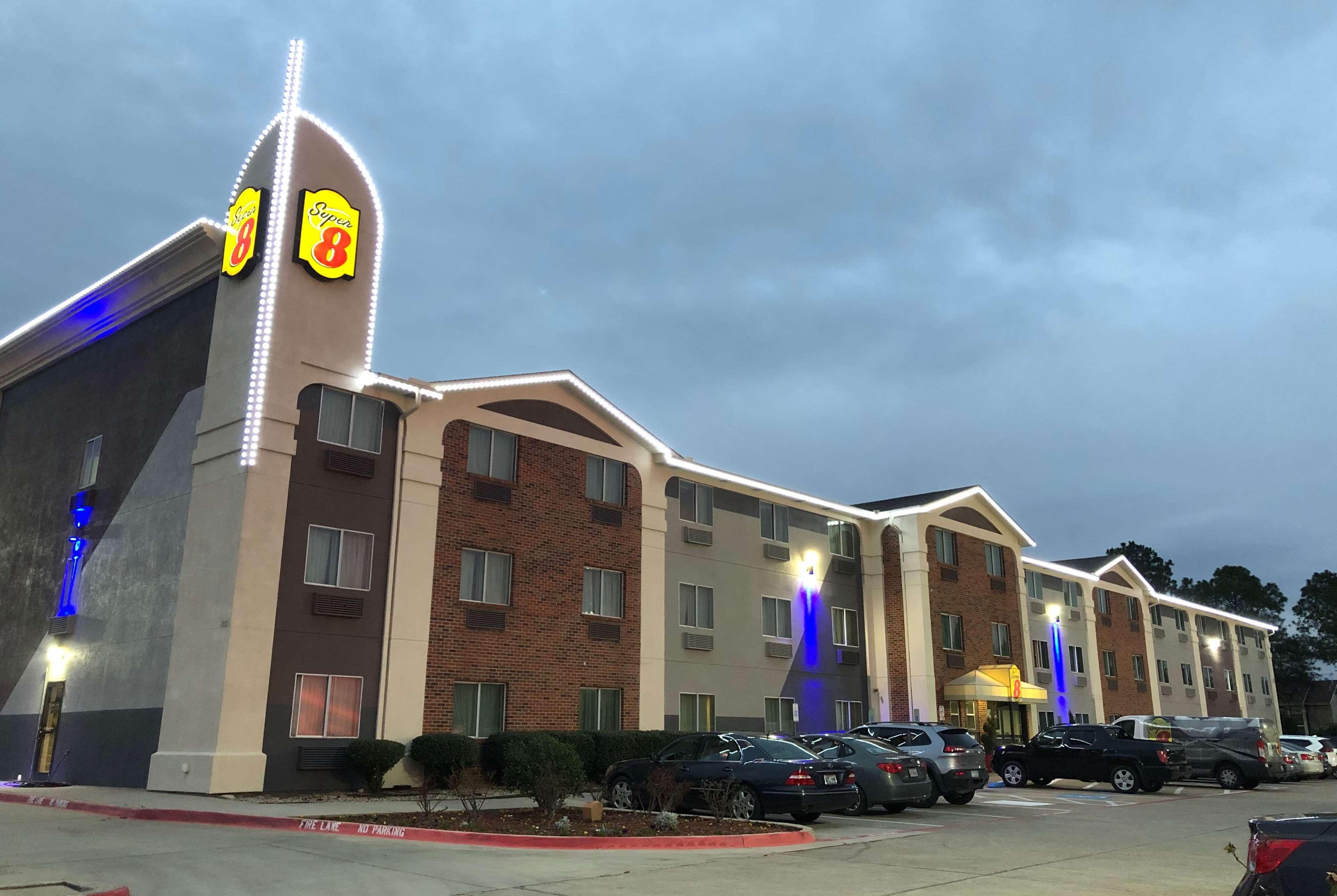 Super 8 By Wyndham Bedford Dfw Airport West Motel Екстериор снимка