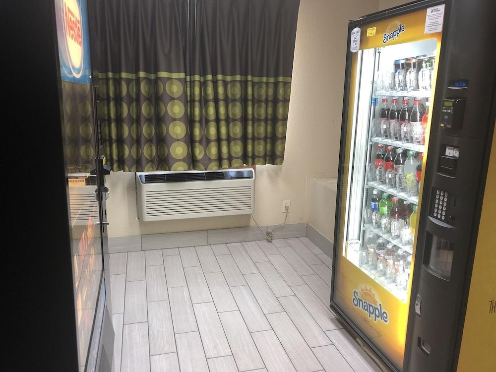 Super 8 By Wyndham Bedford Dfw Airport West Motel Екстериор снимка