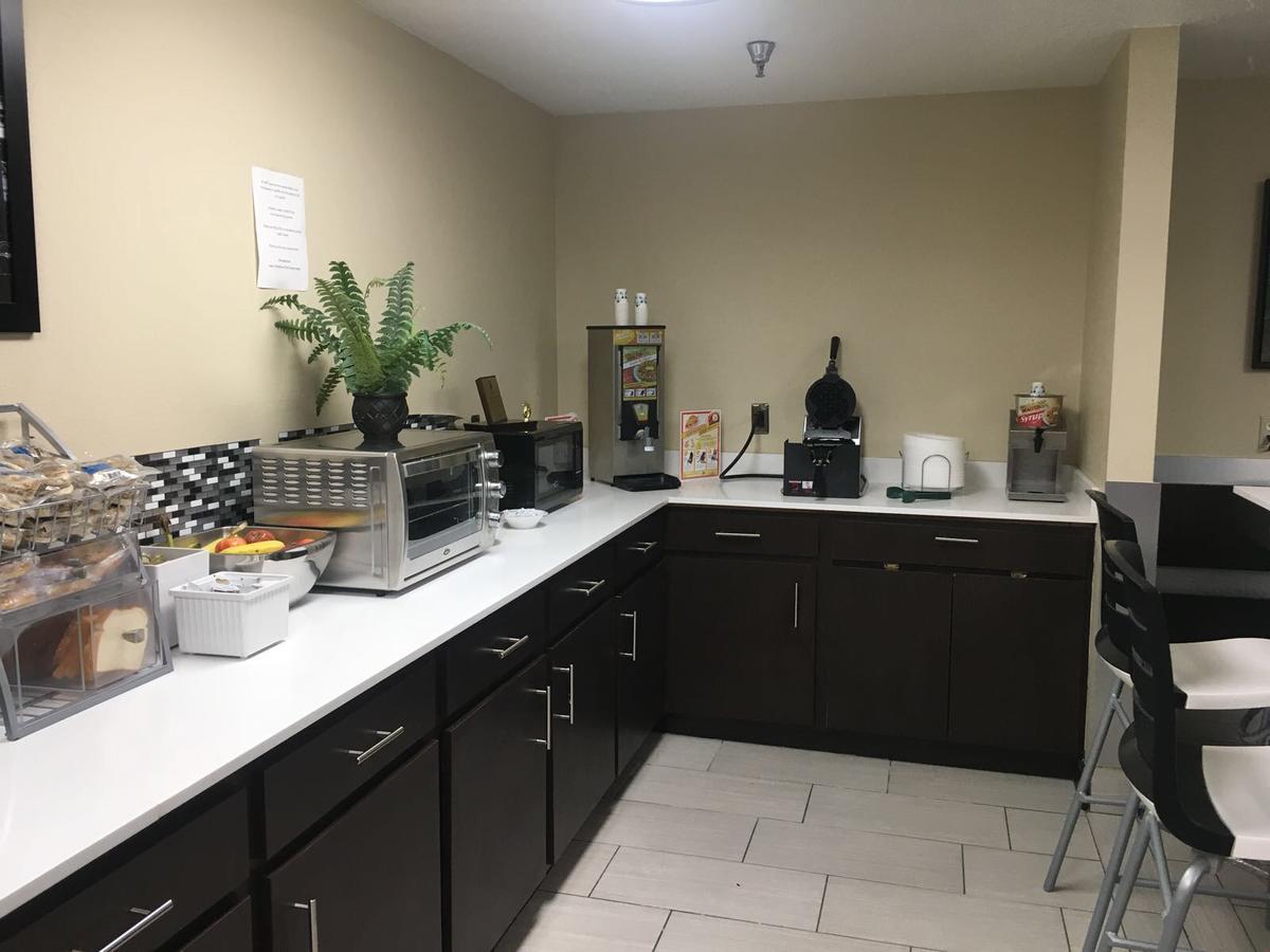 Super 8 By Wyndham Bedford Dfw Airport West Motel Екстериор снимка