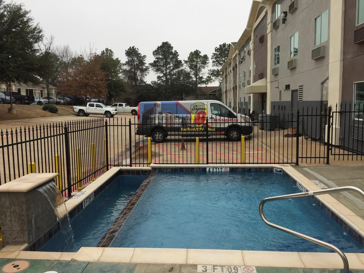 Super 8 By Wyndham Bedford Dfw Airport West Motel Екстериор снимка